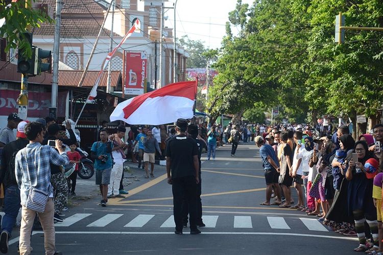 Puluhan ribu warga Kota Ternate, Maluku Utara berdiri di jalan dengan bergandengan tangan mengelilingi gunung Gamalama, Jumat (06/09/2019).