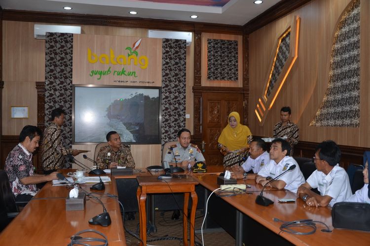 Bupati Batang Jawa Tengah Wihaji bersama jajaran PT KAI Daop IV Semarang di Kantor bupati.