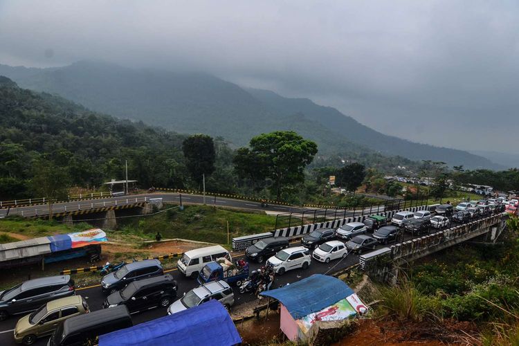 Antrean kendaraan pemudik melintas di Jalur Selatan Lingkar Gentong, Kabupaten Tasikmalaya, Jawa Barat, Jumat (7/6/2019). Memasuki H+2 Lebaran arus balik di jalur selatan menuju Bandung dan Jakarta terpantau padat.