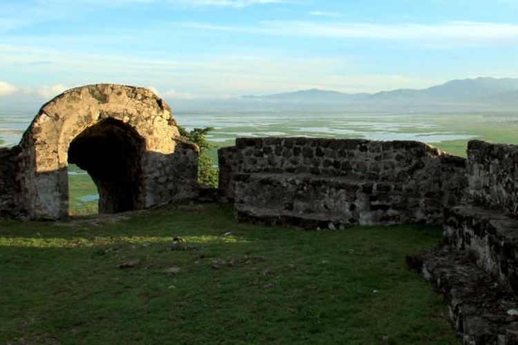 Benteng Otanaha buatan Portugis tahun 1522 ini terletak di atas Bukit Desa Dembe I, Kecamatan Kota Barat, Gorontalo.