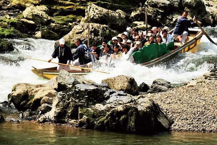 Lihatlah batu-batu kasar di sungai dan bebatuan dengan bentuk yang unik dari dekat.