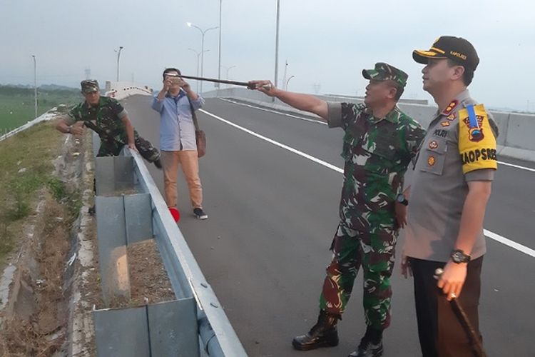 Kapolres Pemalang AKBP Kristanto Yoga Darmawan dan Dandim 0711 Letkol Inf Edy Supriyadi saat meninjau jalan tol pemalang-Batang, Kamis (30/5/2019).