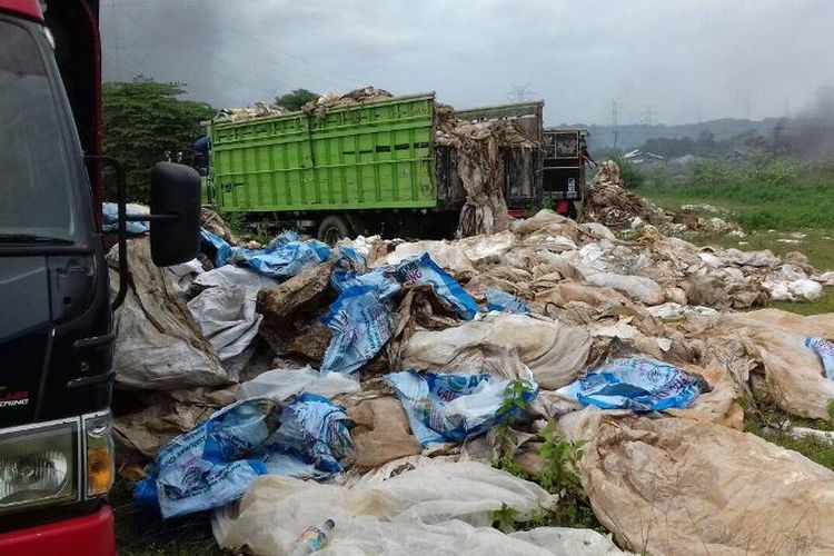 78 ton limbah plastik diamankan polisi. Limbah ini rencananya akan dicuci di Sungai Cibeet yang bermuara ke Sungai Citarum.