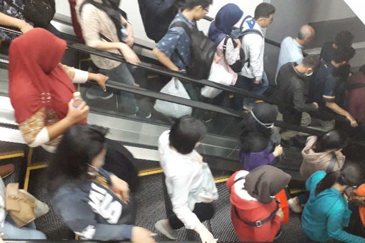 Penumpang Kereta Rel Listrik (KRL) di Peron 5 Stasiun Duri, Jakarta Barat pada Rabu (28/3/2018). 