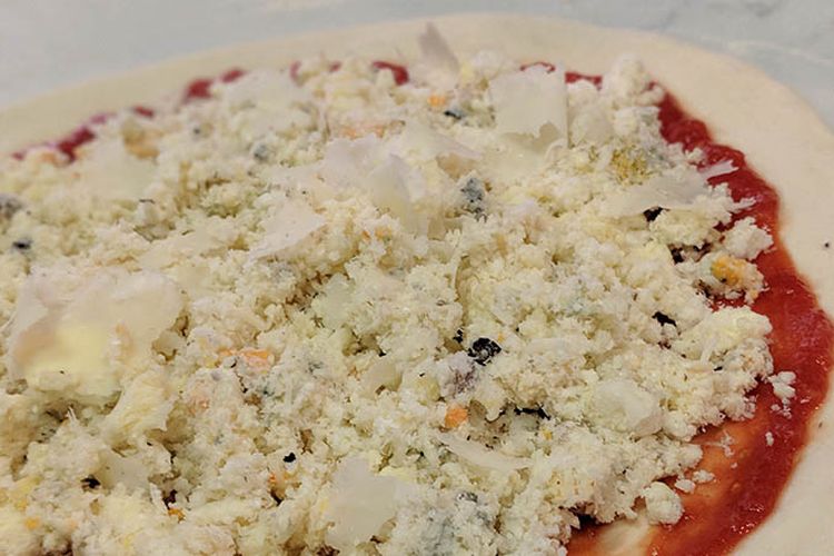 Pizza dengan toping 154 jenis keju. 
