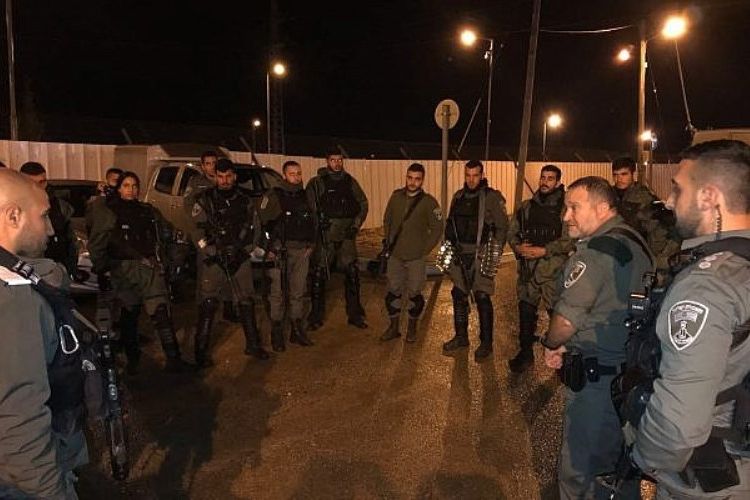 Polisi Perbatasan Israel melakukan pengarahan sebelum menyerbu kawasan permukiman Palestina di Jenin, Tepi Barat, Rabu malam waktu setempat (17/1/2018).