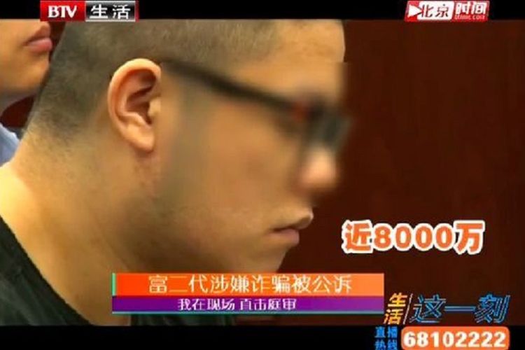 Zhang Xiaoen ketika berada di hadapan penyelidik. Dia ditangkap atas tuduhan penipuan demi membahagiakan pacarnya.