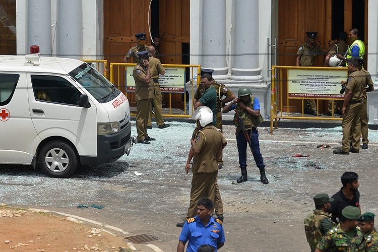 Aparat keamanan Sri Lanka berada di luar Gereja St. Anthonys, Kochchikade, Kolombo usai ledakan yang terjadi di tempat itu, Minggu (21/4/2019). 