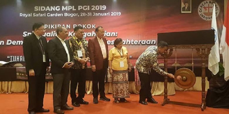 Menteri Agama Lukman Hakim memukul gong tanda dimulainya sidang Majelis Pekerja Lengkap (MPL) Persekutuan Gereja Indonesia (PGI) di Kota Bogor, Senin (28/1/2019).
