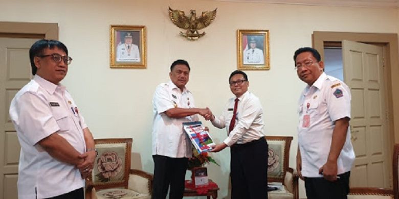 Gubernur Sulawesi Utara Olly Dondokambey menerima Laporan Hasil Pengawasan (LHP) BPKP Semester II Tahun 2018 dari Kepala Perwakilan BPKP Sulut, Kwinhatmaka di Kantor Gubernur Sulut, Rabu (13/2/2019) siang.