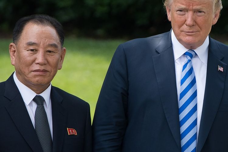 Presiden Amerika Serikat Donald Trump (kanan) berpose dengan pejabat Korea Utara Kim Yong Chol di Gedung Putih Jumat (1/6/2018). Kedatangan tangan kanan Pemimpin Korut Kim Jong Un itu bertujuan membahas rencana pertemuan Trump dan Kim di Singapura 12 Juni mendatang.