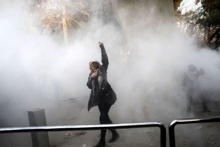 Seorang mahasiswi Universitas Teheran berunjuk rasa menentang kenaikan harga pokok Sabtu (30/12/2017). Demo tersebut merupakan yang paling serius sejak 2009