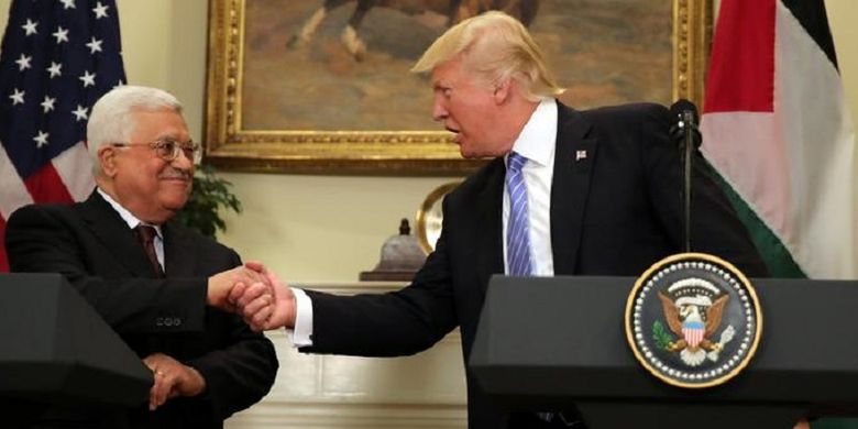 Presiden Palestina, Mahmoud Abbas (kiri) bersama Presiden AS Donald Trump di Oval Office, Gedung Putih, Washington DC, Rabu (3/5/2017) waktu setempat.