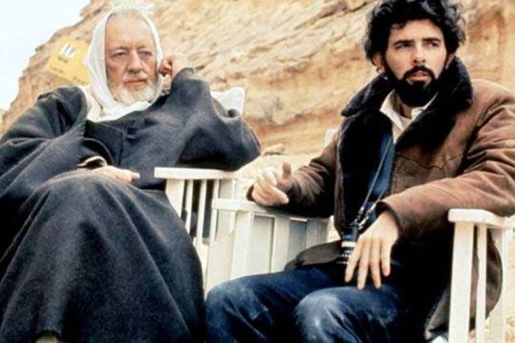 George Lucas (kanan) bersama Alec Guinness saat syuting film Star Wars pada 1977.