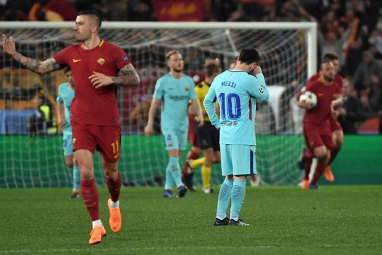 Para pemain AS Roma melakukan selebrasi seusai mencetak gol ke gawang Barcelona sementara Lionel Messi tampak kecewa pada laga perempat final Liga Champions di Stadion Olimpico, Selasa (10/4/2018).