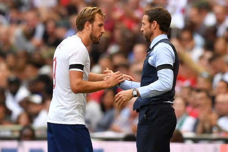 Pelatih timnas Inggris, Gareth Southgate (kanan), menarik Harry Kane pada laga uji coba kontra Nigeria di Stadion Wembley, 2 Juni 2018. 