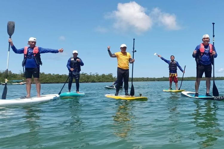 Olahraga stand up paddle mengombinasikan selancar dan kayak. Namun, tidak memerlukan ombak seperti jika sedang berselancar.