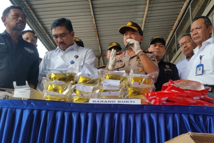 Kapolda Kepri Irjen Didid melakukan pres rilis terkait pengungkapan penyelundupan narkoba oleh jaringan internasional dengan barang bukti 66,043 Kg Sabu oleh tim gabungan