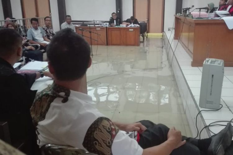 Ruang sidang Tipikor di Pengadilan Negeri Klas 1 Palembang, Sumatera Selatan mengalami kebanjiran usai diguyur hujan lebat. Bahkan, para terdakwa, saksi dan pengacara harus mengangkat kaki diruang sidang, Senin (10/12/2018).