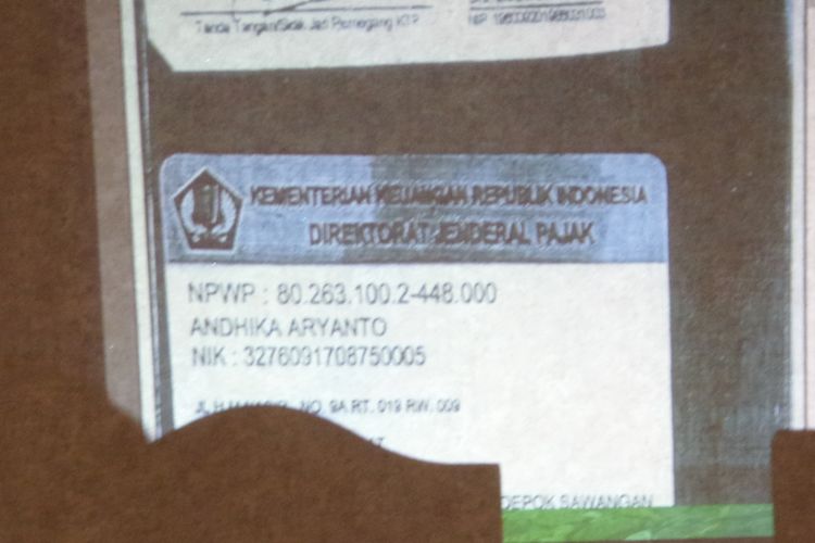 Jaksa KPK menunjukkan barang bukti berupa foto kopi NPWP palsu milik auditor BPK Rochmadi Saptogiri di Pengadilan Tipikor Jakarta, Rabu (10/1/2018).