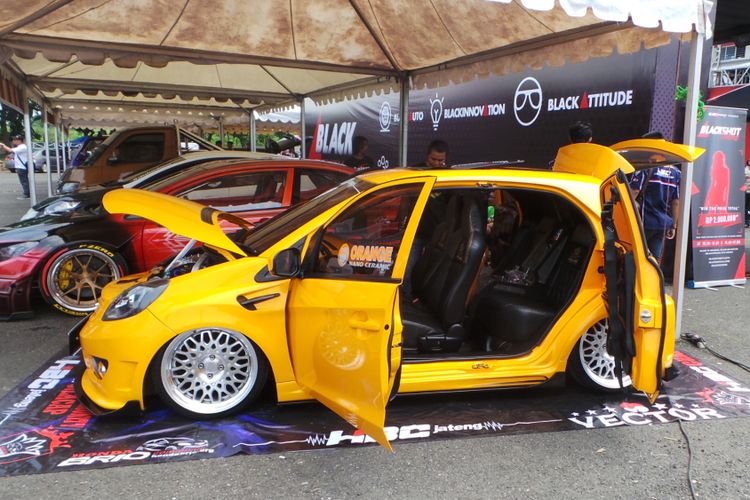 Brio oranye metalik suicide door mengundang pengunjung Blackauto Battle 2018 Purwokerto untuk singgah. Mobil ini begitu menarik mata karena pilar tengahnya sudah dieliminasi.