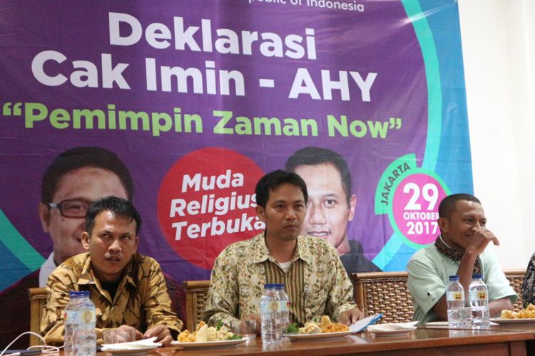 Kedua dari kiri: Ketua Nasional Pro-1, Baihaqi Maisin saat deklarasi dukungan kepada Ketua Umum Partai Kebangkitan Bangsa (PKB) Muhaimin Iskandar dan Direktur Eksekutif Yudhoyono Institute, Agus Harimurti Yudhoyono untuk maju Pemilihan Presiden (Pilpres) 2019 mendatang, di Warung Daun, Jakarta Pusat, Minggu (29/10/2017). 
