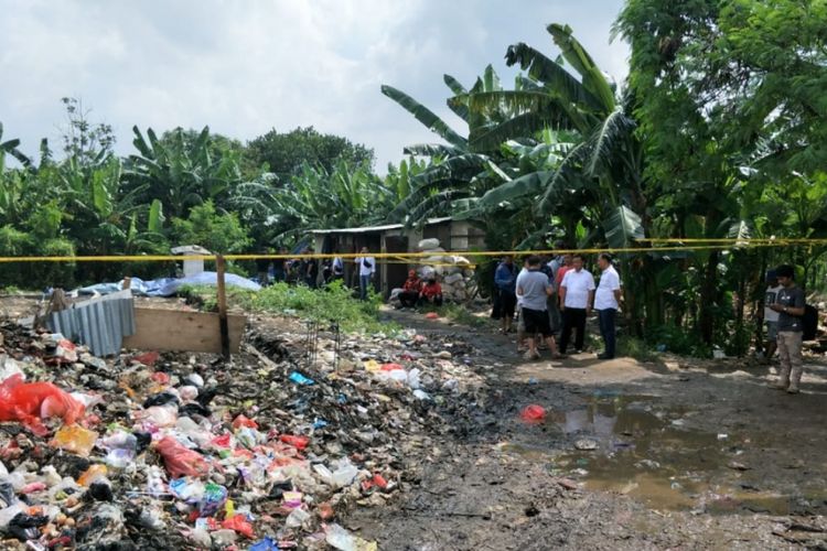 Tempat Kejadian Perkara (TKP) ditemukannya mayat laki-laki tanpa identitas dalam plastik di Kampung Caman Raya Baru, Jakasampurna, Bekasi Barat, Kota Bekasi, Senin (4/3/2019).