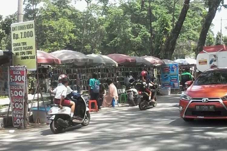 Trotoar di Jalan Ade Irma Suryani Nasution, Pematangsiantar, dipenuhi penjual pulsa internet, Selasa (8/1/2019).