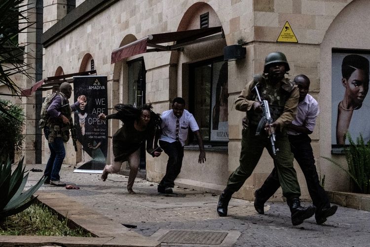 Pasukan keamanan membantu warga menyelamatkan diri dari lokasi penyerangan di hotel DusitD2 di Nairobi, Kenya, Selasa (15/1/2019).