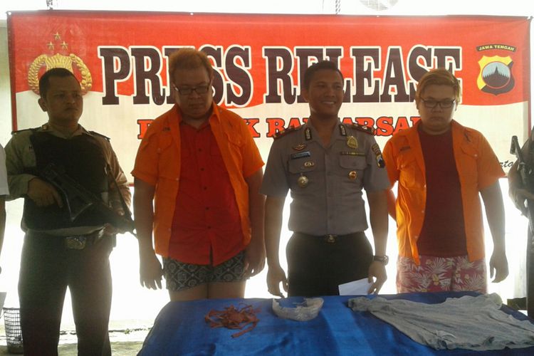 Dua orang diduga pelaku penganiayaan terhadap anak saat diamankan di Mapolsek Banjarsari, Solo, Jawa Tengah, Sabtu (17/2/2018).