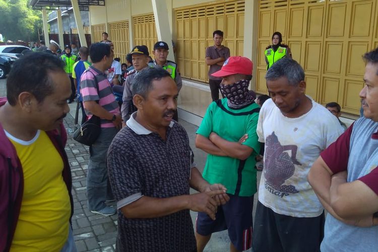 Kepala DLH Banyumas Suyanto (kanan) menemui warga yang menolak operasional hanggar sampah di Purwokerto, Jawa Tengah, Rabu (1/5/2019).