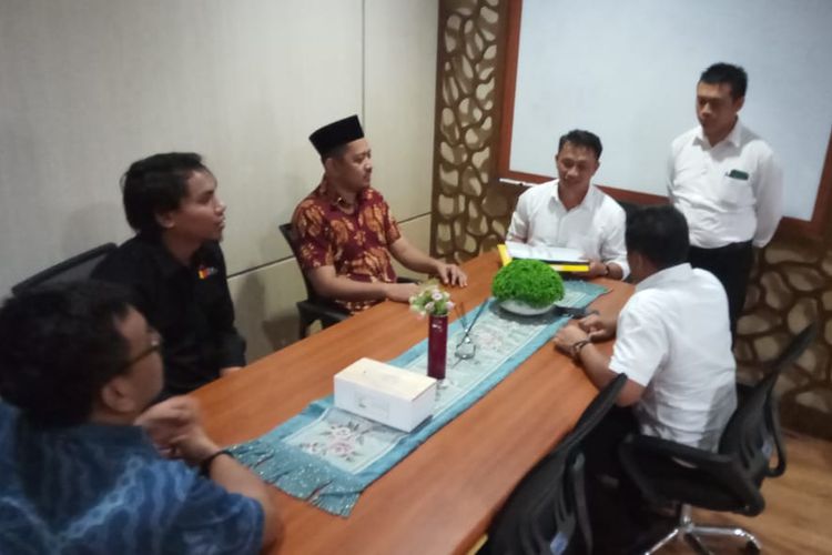 Beberapa Komisioner Bawaslu Kota Makassar Saat Melimpahkan Kasus Pelanggaran Pemilu di Polrestabes Makassar, Senin (27/5/2019).