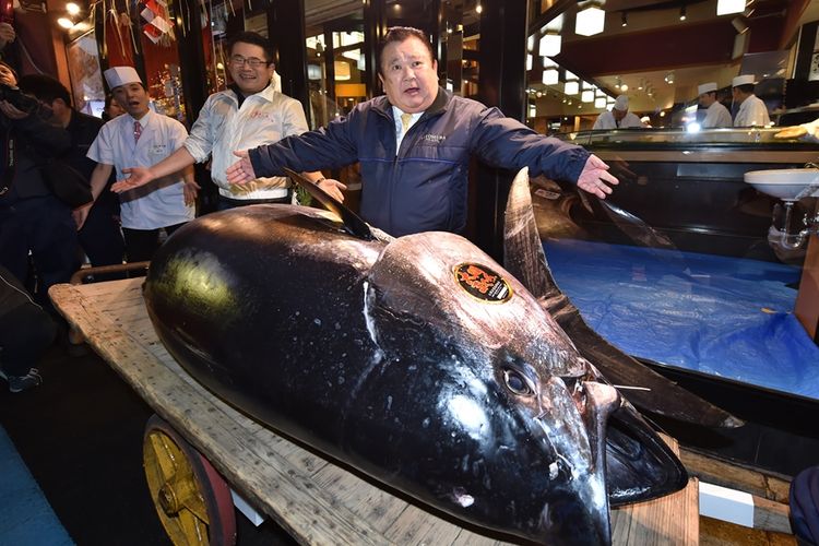 Pengusaha restoran sushi ternama di Jepang, Kiyoshi Kimura, bersama ikan tuna yang dibelinya seharga Rp 43 miliar dalam lelang di Pasar Ikan Toyosu, Sabtu (5/1/2019).