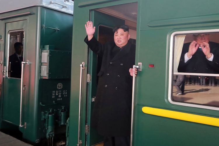 Foto bertanggal 23 Februari 2019 yang dirilis media Korea Utara pada Minggu (24/2/2019), menunjukkan saat Pemimpin Korea Utara Kim Jong Un melambaikan tangan di pintu gerbong kereta yang akan membawanya ke Vietnam, untuk menghadiri pertemuan dengan Presiden AS Donald Trump.