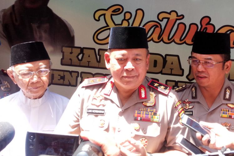 Kapolda Jatim, Irjen Pol Luki Hermawan, didampingi pengasuh Pesantren Tebuireng Jombang, KH. Salahuddin Wahid dan Kadiv Humas Polda Jatim, Kombes Pol. Frans Barung Mangera, di Pesantren Tebuireng Jombang, Minggu (7/10/2018).