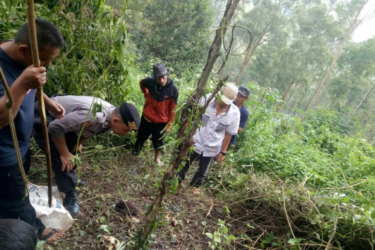 Petugas dan warga menemukan kerangka manusia di hutan lindung perhutani Blok Pasir Ipis Desa Mekarsari Kecamatan Cimaung Kabupaten Bandung, Minggu (12/5/2019) kemarin.