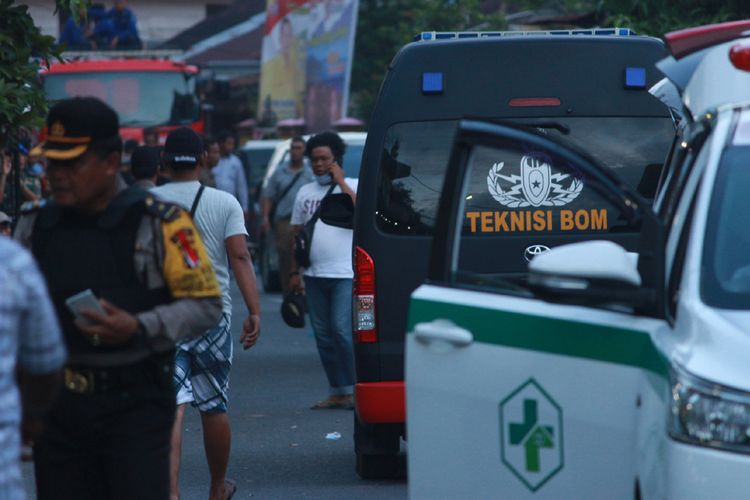 Petugas kepolisian berjaga di lokasi terjadinya ledakan yang diduga bom di kawasan Jalan KH Ahmad Dahlan, Pancuran Bambu, Sibolga Sambas, Kota Siboga, Sumatera Utara, Selasa (12/3/2019). Ledakan tersebut diduga terkait penangkapan terduga pelaku terorisme berinisial Hu alias AH di Sibolga, Sumut oleh Densus 88 Mabes Polri.