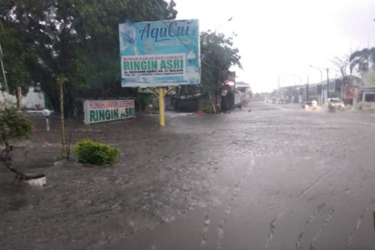 Genangan air hujan terpantau di Jalan Soekarno Hatta Kota Malang, Senin (10/12/2018)