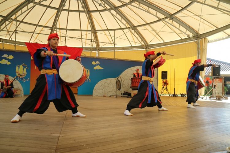 Tarian eisa, salah satu tarian tradisional yang bisa dilihat empat kali sehari di Okinawa World, Naha, Okinawa, Jepang, Sabtu (29/6/2018).