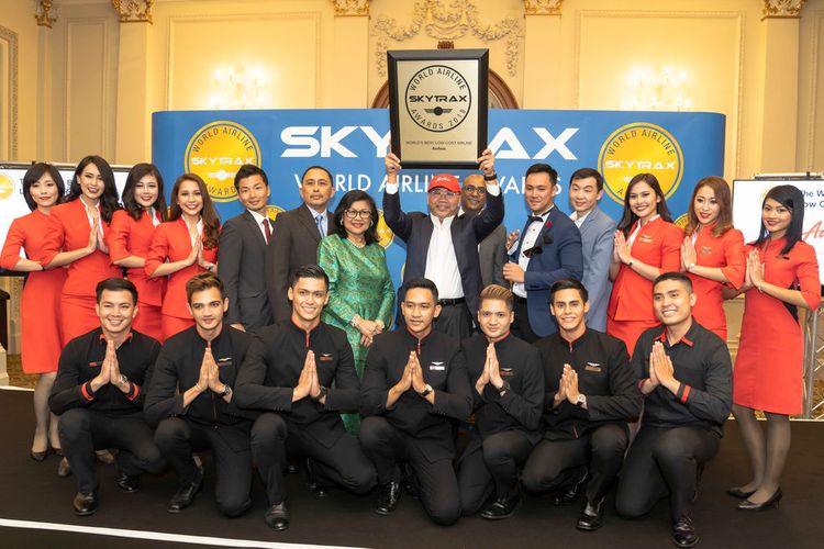 Datuk Kamarudin Meranun, AirAsia Co-Founder, Executive Chairman AirAsia Group Berhad, dan Group CEO AirAsia X, berkesempatan untuk menerima penghargaan SkyTrax sebagai best LCC dunia, di London, Selasa (17/7/2018).