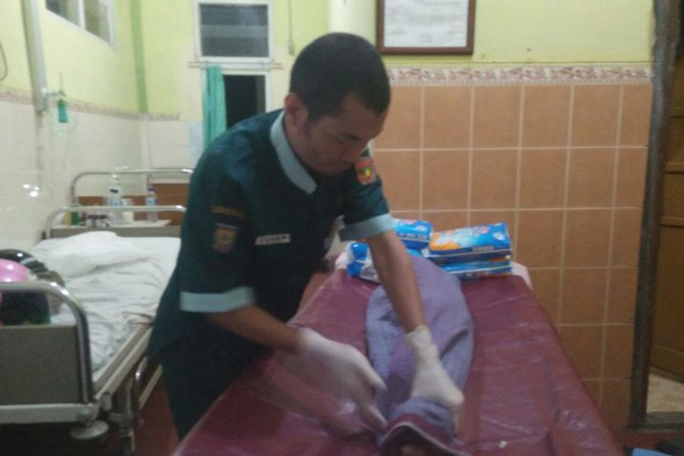 Petugas RSUD Sultan Imanuddin Pangkalan Bun, mengurus jenazah Yani Ato, bocah yang meninggal karena gizi buruk, Rabu (18/1/2018) malam. 