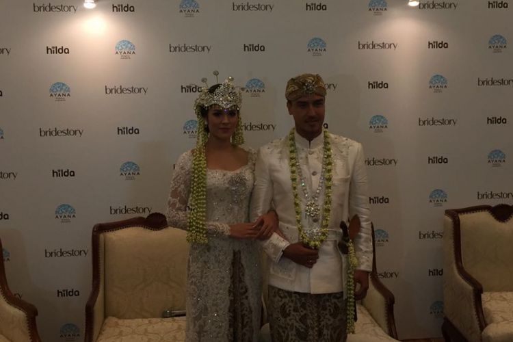 Raisa Andriana dan Hamish Daud saat menggelar konferensi pers tentang pernikahannya di Jasmine Meeting Room di Hotel Ayana MidPlaza Jakarta, Minggu (3/9/2017).