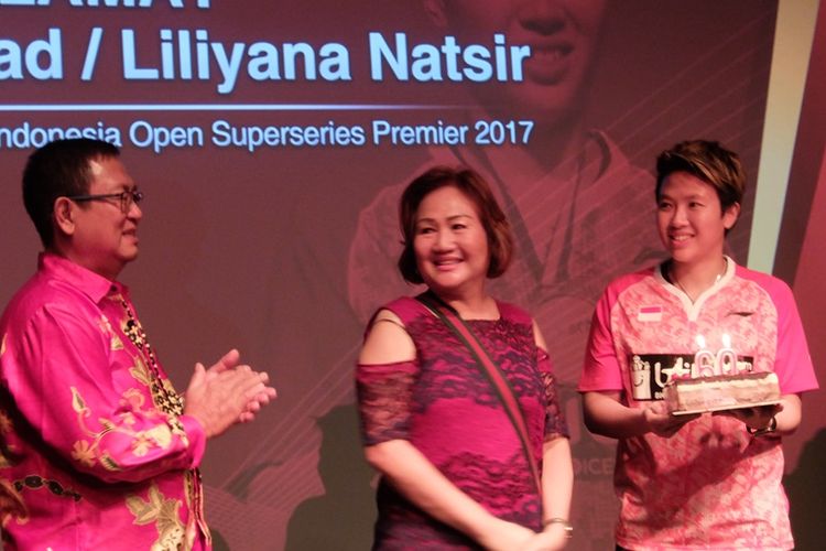 Liliyana Natsir (kanan) bersama ibunya, Olly Maramis dan Beno Natsir, ayahnya di Jakarta, Kamis (13/07/2017)