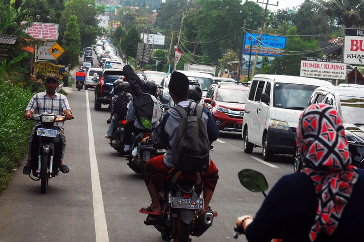 Kemacetan terjadi di Jalan Raya Cipayung, Puncak, Bogor, Jawa Barat, memasuki libur Natal, Jumat (22/12/2017).