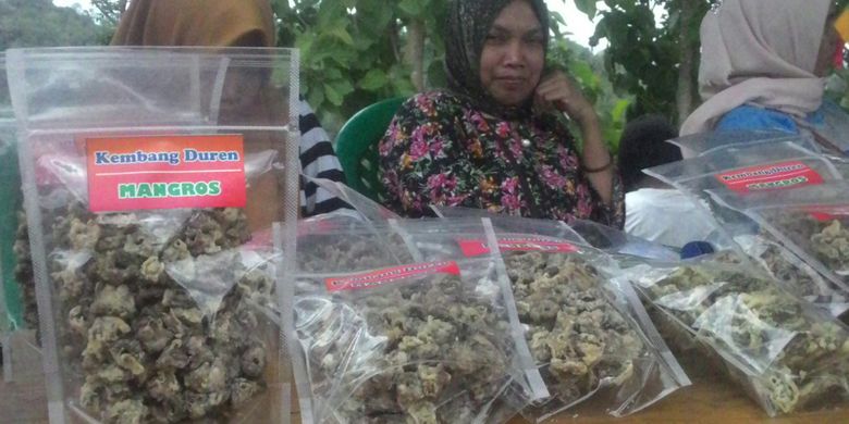 Keripik bunga durian dari Mangros Banjaroya. Warga membuatnya sebagai camilan oleh-oleh untuk para pelintas di jalur alternatif Magelang-Yogyakarta yang lewat Kecamatan Kalibawang, Kulon Progo.