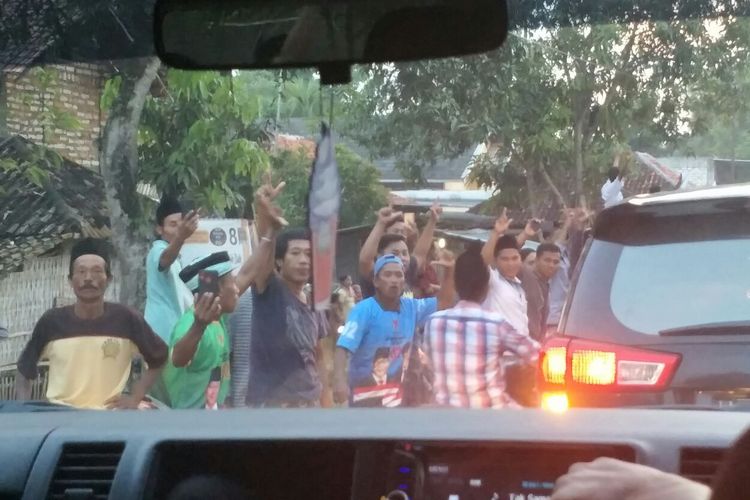 Sejumlah masyarakat di Pamekasan, Madura, meneriakan nama Prabowo ketika rombongan cawapres nomor uut 01 Maruf Amin melintas, Senin (1/4/2019). Maruf ingin berziarah sekaligus menghadiri haul salah seorang ulama, Kiai Suhro, di Pamekasan. 