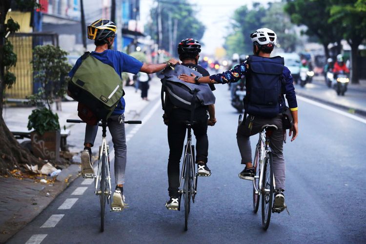 Sejumlah kurir Westbike Messenger Service (WMS) dalam perjalanan untuk mengantar paket di Kawasan Jakarta,  Rabu (4/7/2018). WMS merupakan sebuah perusahaan jasa kurir khusus antar barang dengan menggunakan sepeda.
