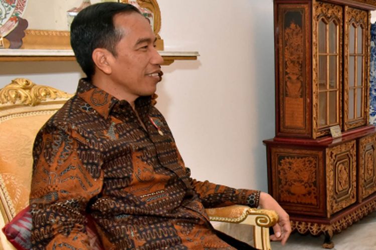 Presiden Joko Widodo bertemu dengan Gubernur dan Wakil Gubernur DKI Jakarta Anies Baswedan-Sandiaga Uno di Istana Merdeka, Jakarta, Rabu (25/10/2017).