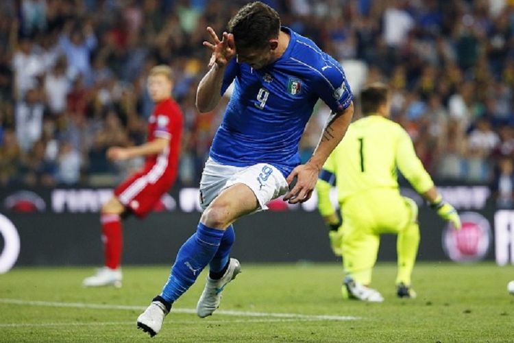 Penyerang Italia, Andrea Belotti, merayakan gol Italia ke gawang Liechtenstein pada pertandingan kualifikasi Piala Dunia 2018 di Udine, Minggu (11/6/2017). 