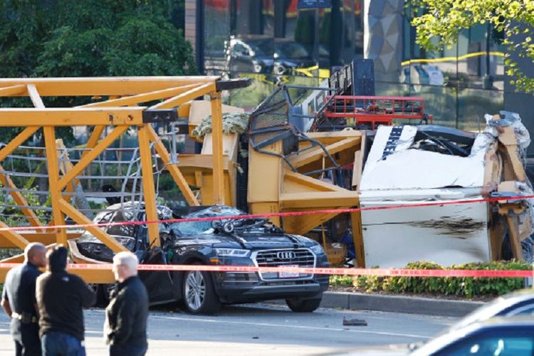 Sebuah derek raksasa ambruk dari atap gedung yang sedang dibangun di Seattle, AS, Sabtu (27/4/2019), menewaskan empat orang dan melukai tiga lainnya.